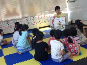 北九州での子どもへのジョリーフォニックス体験。子どもたちはお話を聞くことが大好き。